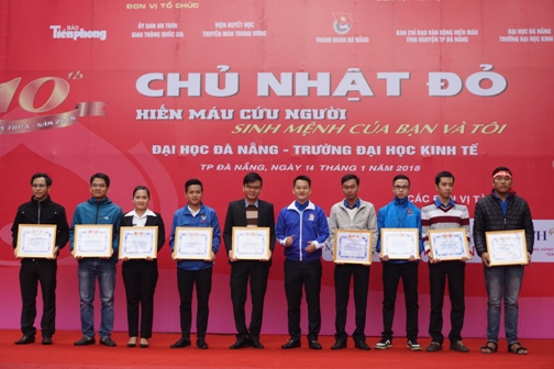 Đ/c: Nguyễn Mạnh Dũng - phó Bí thư Thành Đoàn - Chủ tịch Hội LHTN thành phố trao bằng khen cho các đơn vị có thành tích xuất sắc trong công tác HMNĐ 2017.